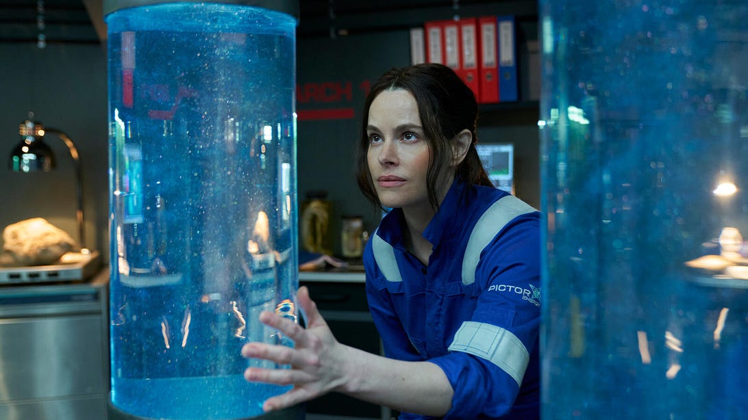 Emily Hampshire, The Rig